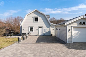 Modernt hus med parkeringsplatser och trädgård Göteborg